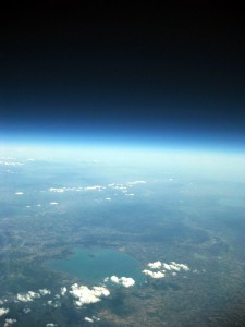 Il lago Trasimeno (in basso). Quota: 17.180 m Il lago Trasimeno (in basso). Quota: 17.180 m