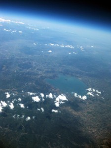 Il lago di Bracciano. Quota: 18.400 m Il lago di Bracciano. Quota: 18.400 m
