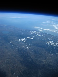 Il lago di Bolsena (a sinistra) e la costa tirrenica da 39.591 m: è la foto più alta ripresa da un pallone amatoriale Il lago di Bolsena (a sinistra) e la costa tirrenica da 39.591 m: è la foto più alta ripresa da un pallone amatoriale