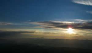 L'orizzonte orientale all'alba da circa 1.750 m. Mosaico di 2 foto realizzato da Riccardo Rossi. Se cercate uno sfondo per il vostro desktop...