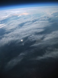 Riflessi di luce solare sui piccoli laghi e bacini d'acqua della zona di Lisciano Niccone a nord del lago Trasimeno (la sagoma chiara a destra), fra l'Umbria e la Toscana, identificati da Rino Casella. Quota 24.547 m