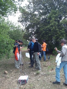 Il team di recupero esamina la gondola e il paracadute nella zona di atterraggio