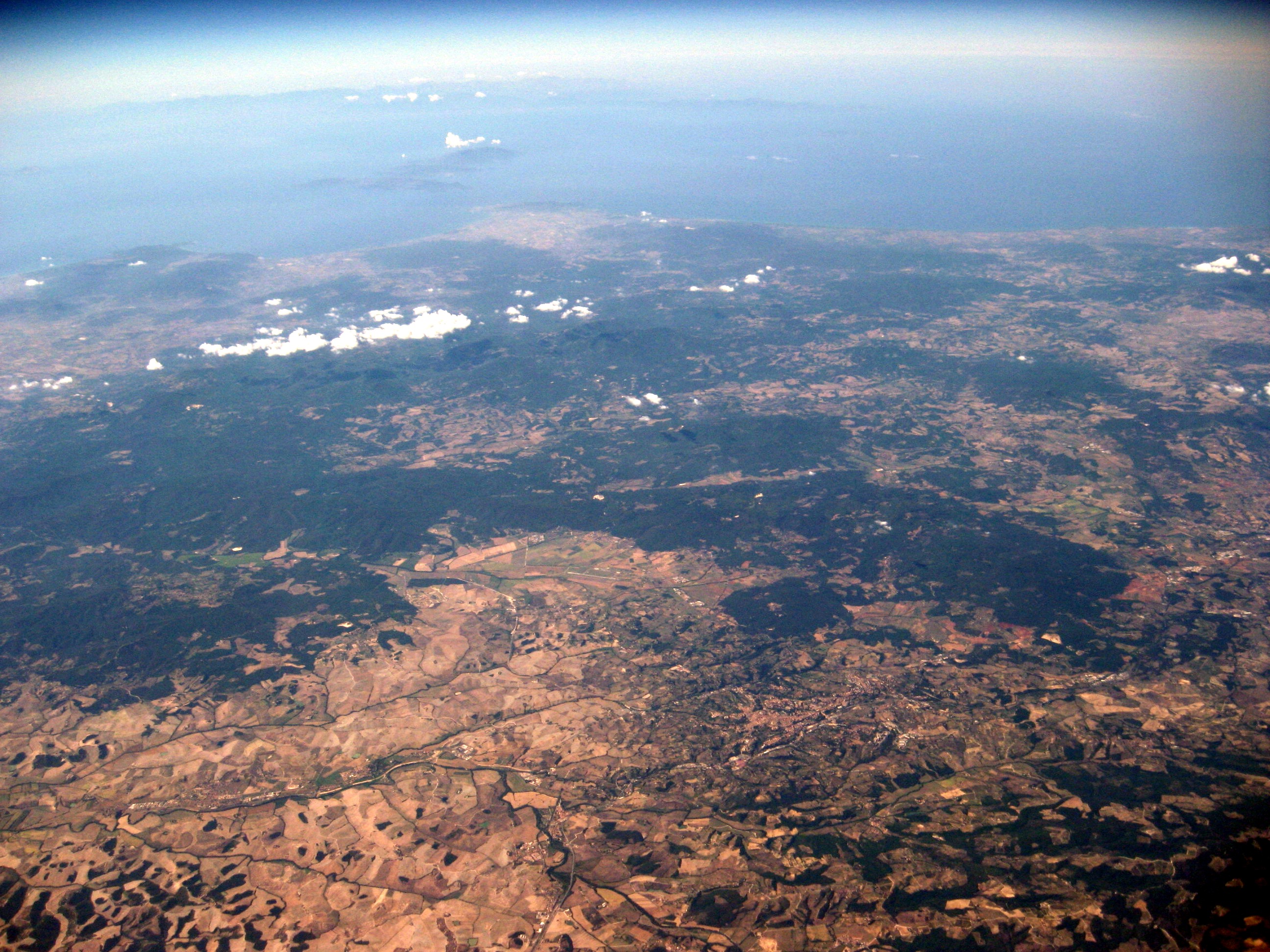 La costa tirrenica con l'Argentario, l'Isola d'Elba e la Corsica all'orizzonte. Quota: 16.420 m