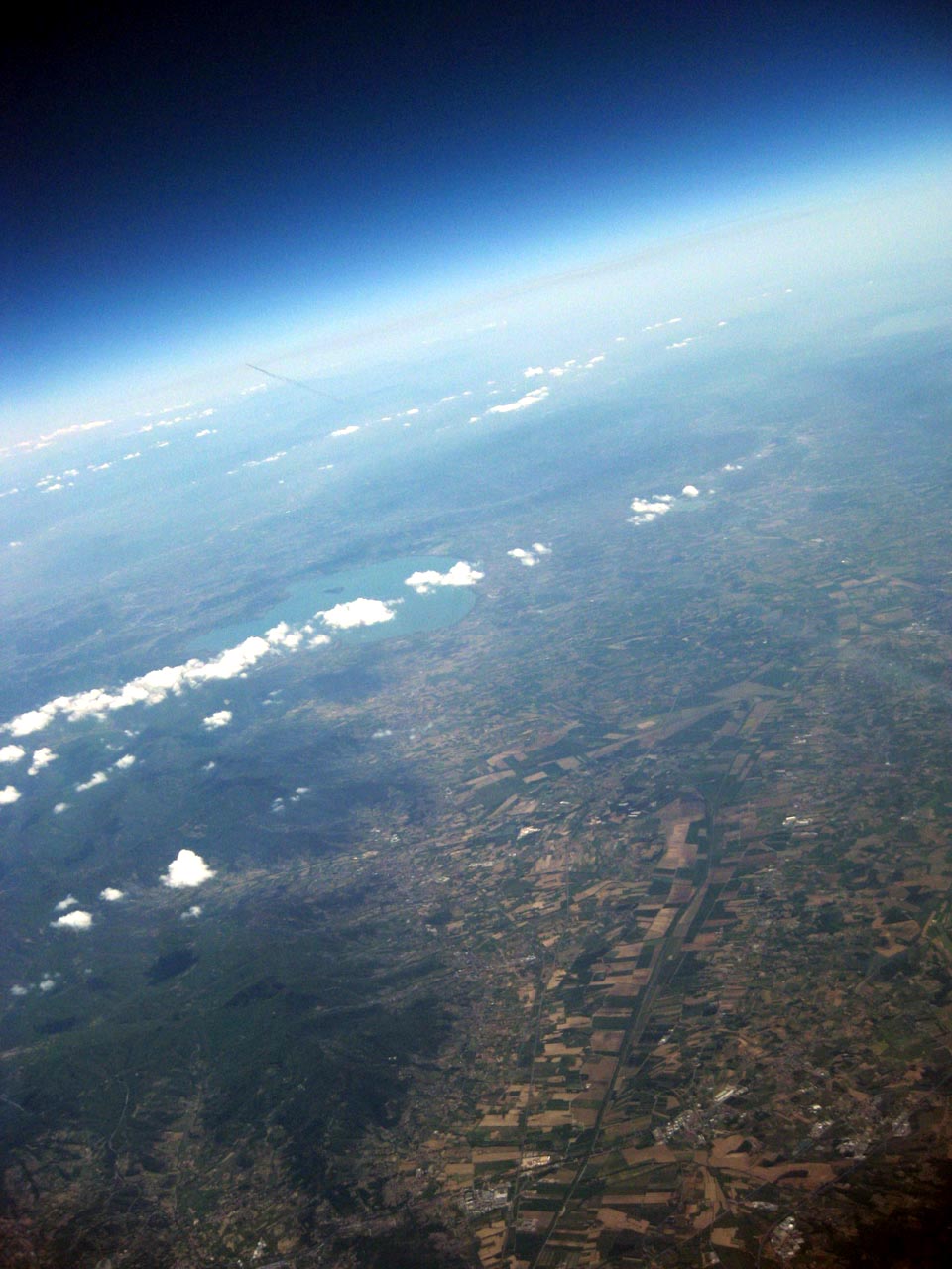 Il lago Trasimeno e la scia di un aereo. Quota: 12.900 m