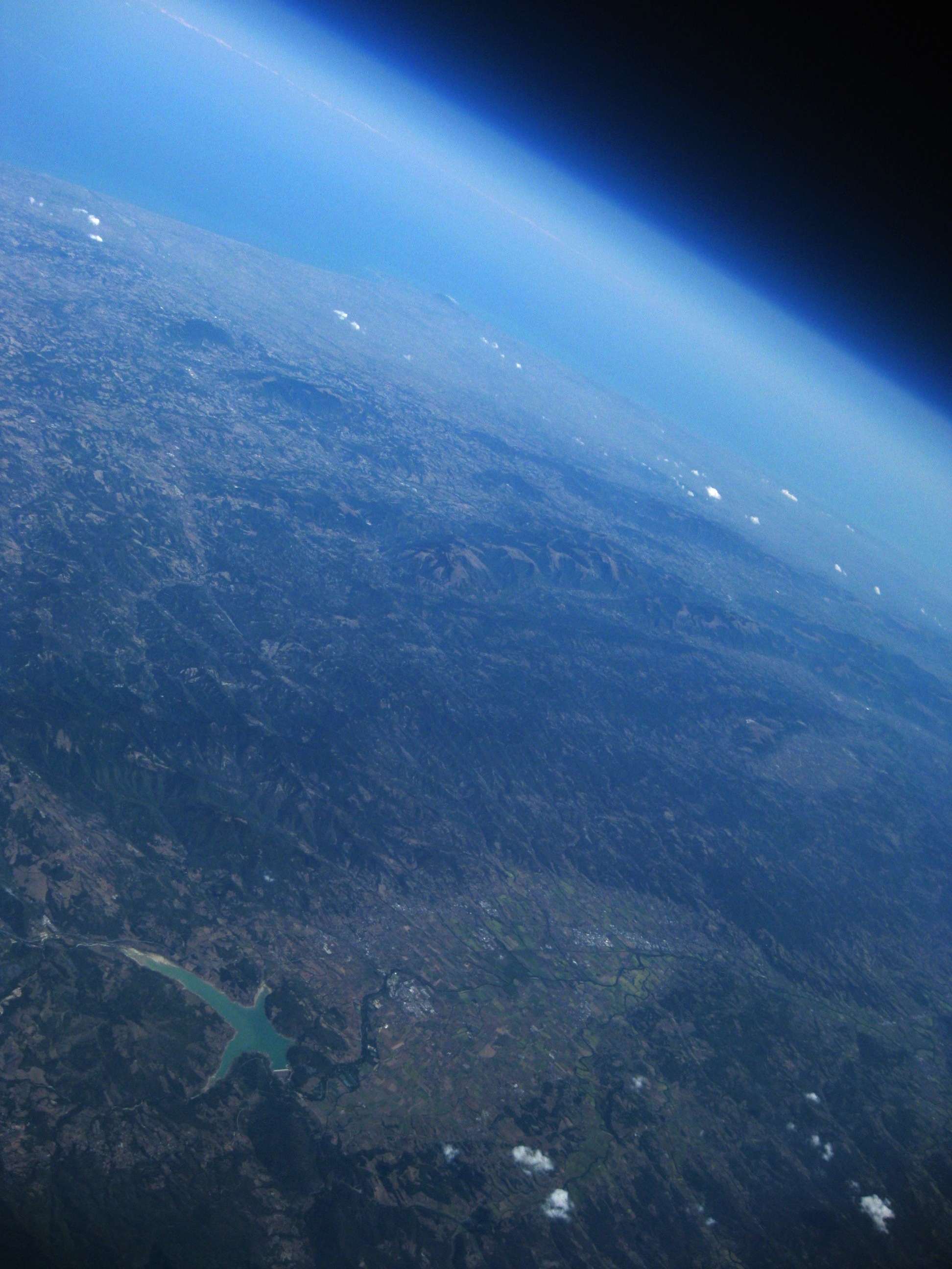 In basso a sinistra il lago di Montedoglio. Quota: 21.090 m