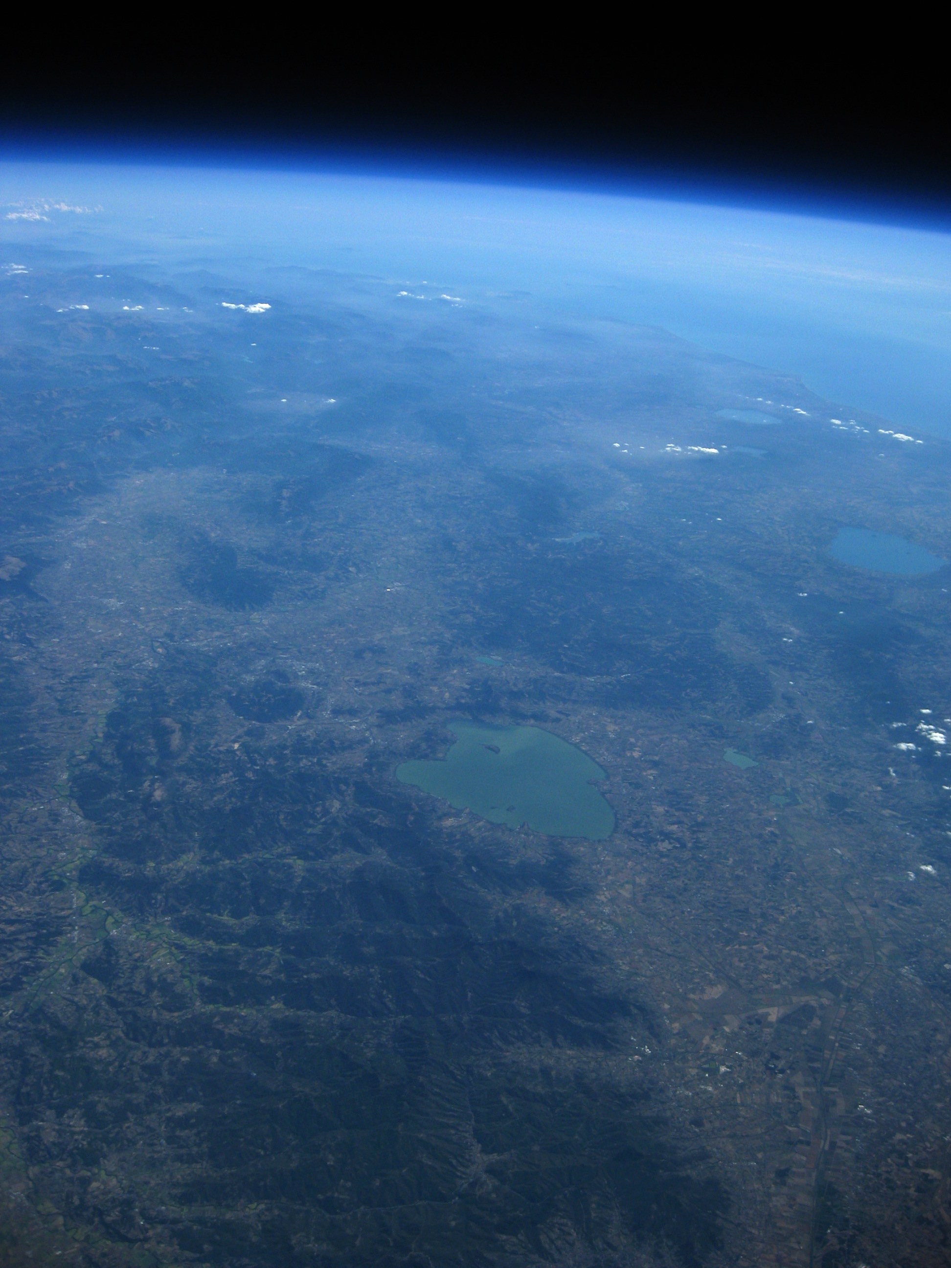 I laghi Trasimeno, di Bolsena e di Bracciano da 39.614 visti da StratoSpera 3. E` la foto più alta scattata da un pallone amatoriale.