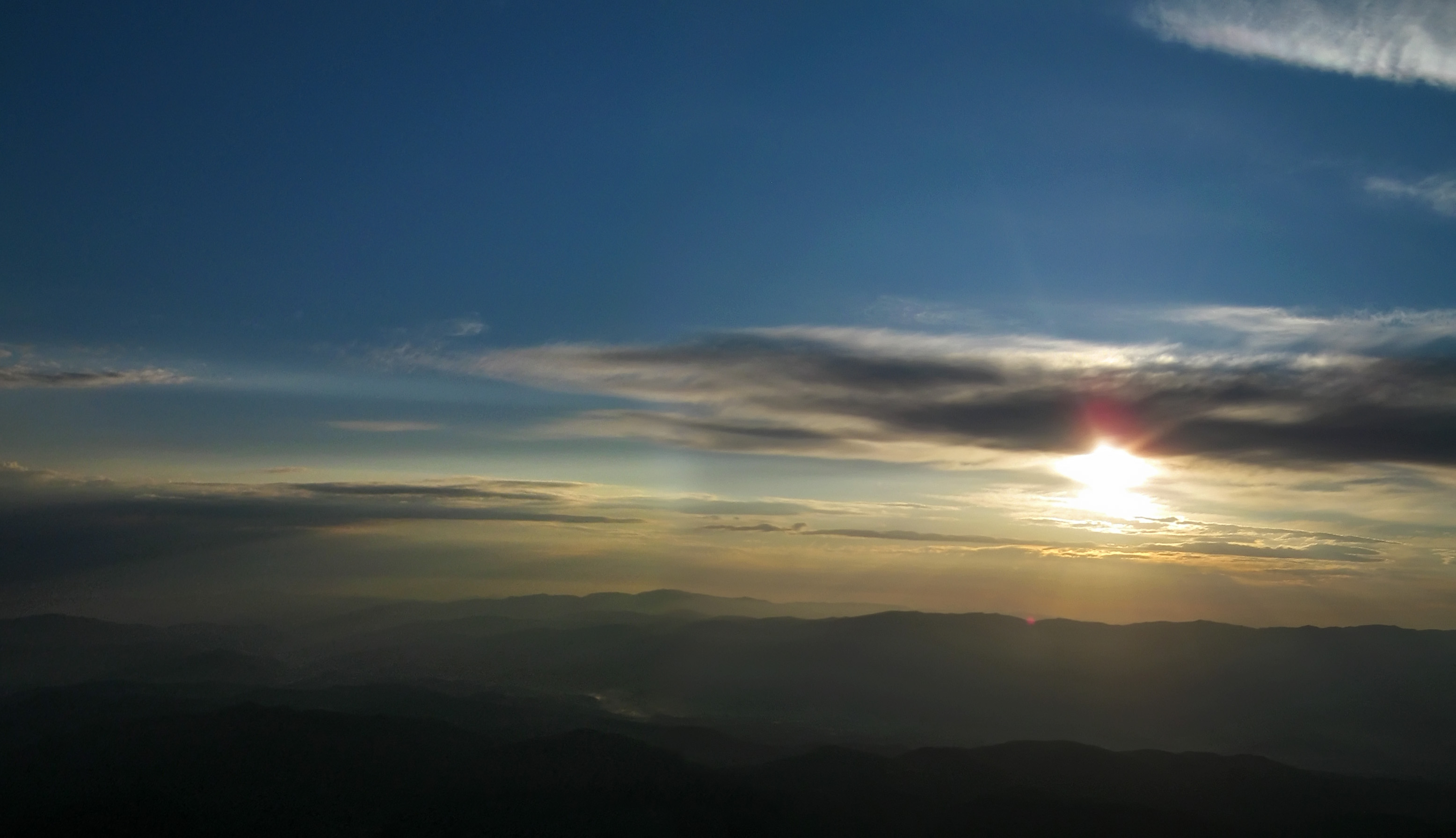 Il Sole all'alba da circa 1.750 m. Mosaico di 2 foto realizzato da Riccardo Rossi.