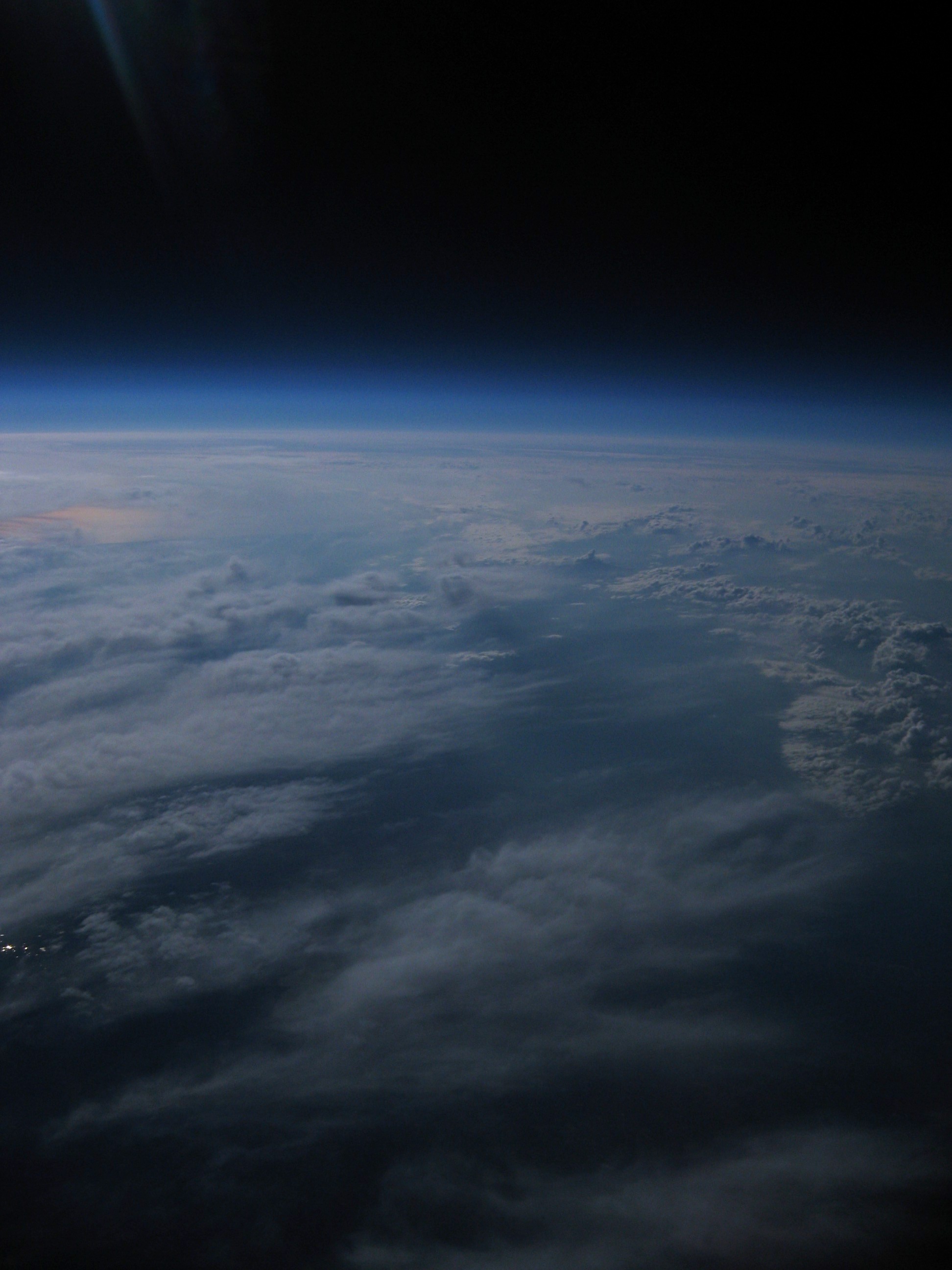 L'Italia centrale vista all'alba da 23.400 m