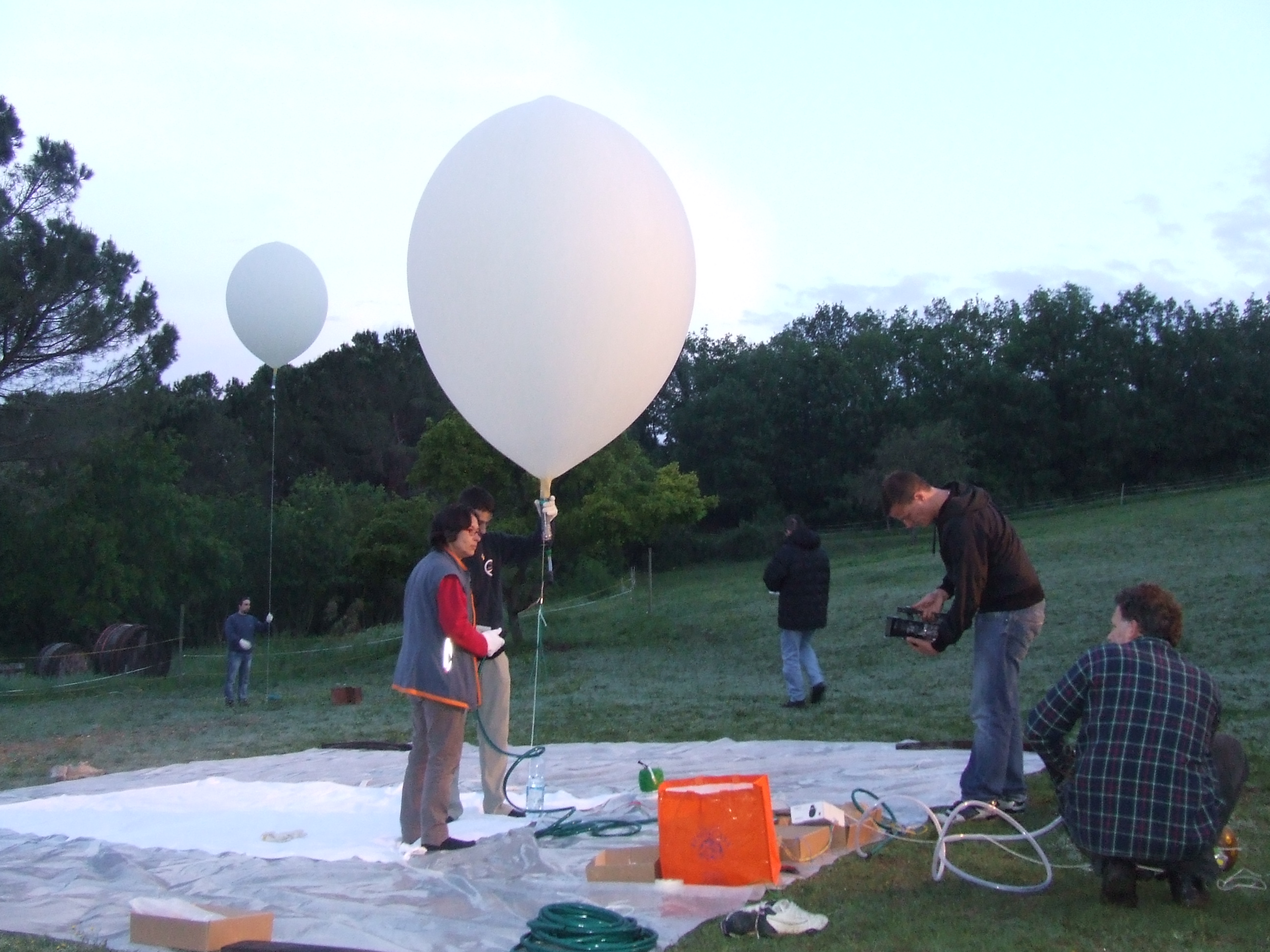 Il gonfiaggio dei palloni. Foto di Luca Frigerio
